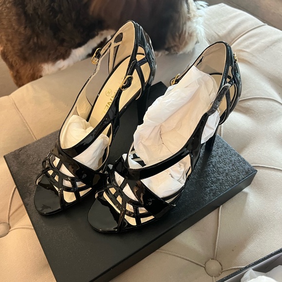 CHANEL BLACK PATENT LEATHER STRAPPY SANDALS HEELS PUMPS size 40 NWT - Picture 6 of 8